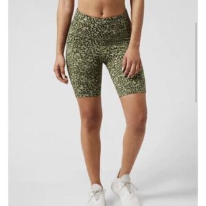 Athleta Ultimate Stash Bike Clouded Leopard Shorts Women's Olive Size XS NWT